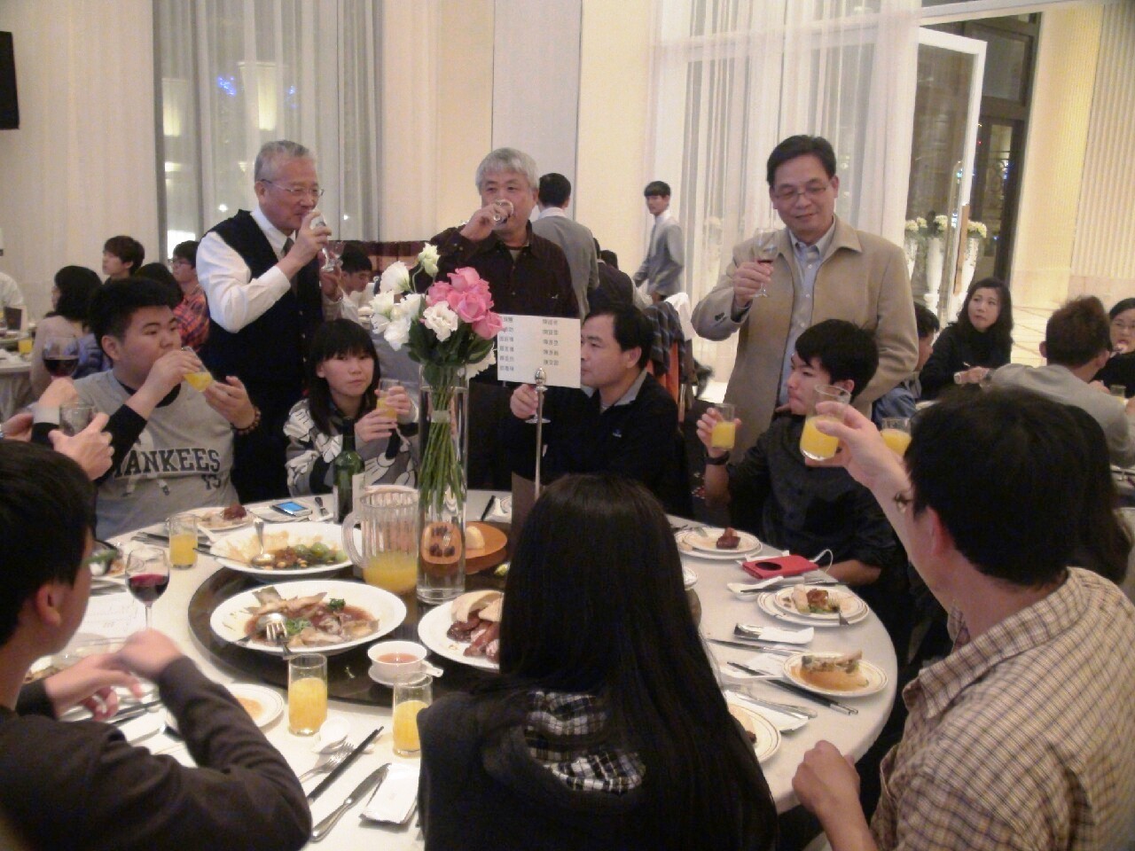 104年度尾牙餐會2.jpg